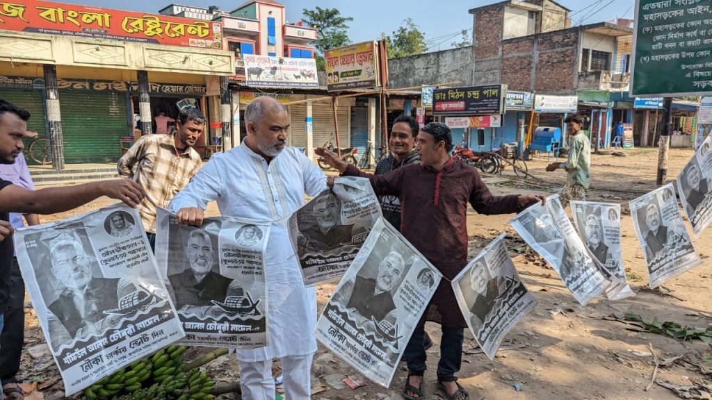 পোস্টার অপসারণে নামলেন নবনির্বাচিত সংসদ সদস্য নাদেল