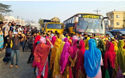 গাজীপুরে বেতন বৃদ্ধির দাবিতে শ্রমিকদের মহাসড়ক অবরোধ-বিক্ষোভ