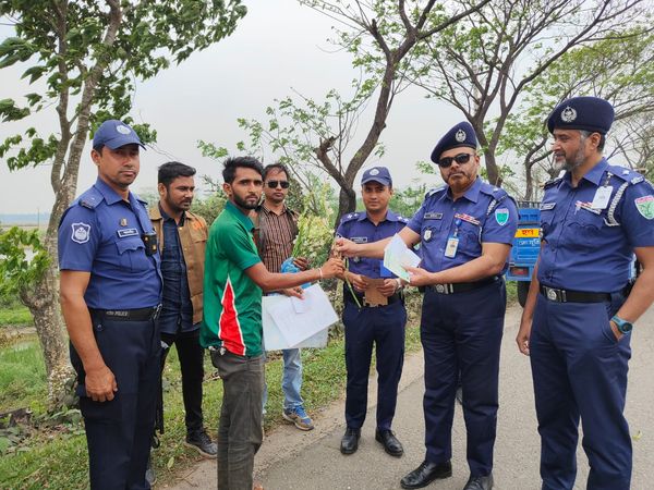 সিলেট-তামাবিল মহাসড়কে পুলিশ সুপারের উদ্যোগে পালিত হচ্ছে ট্রাফিক সচেতনতা সপ্তাহ