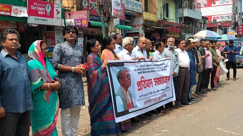 ওসমানী মেডিকেলে বীর মুক্তিযোদ্ধা অমর চাঁদ দাসের ওপর হামলার প্রতিবাদে সুনামগঞ্জে মানববন্ধন