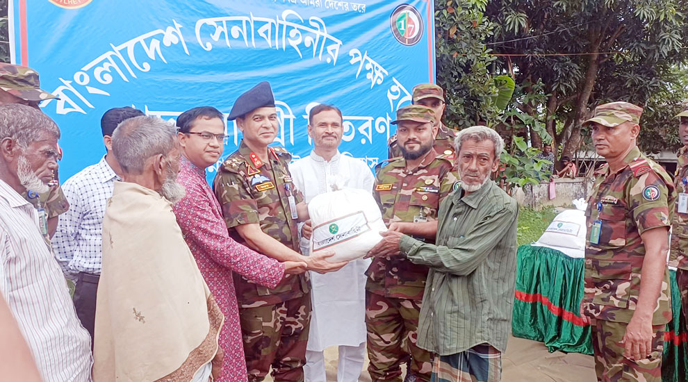 সেনাবাহিনী সুনামগঞ্জে ঘূর্ণিঝড়ে ক্ষতিগ্রস্তদের মাঝে ফ্রি মেডিকেল ক্যাম্প ও খাদ্যসামগ্রী বিতরণ