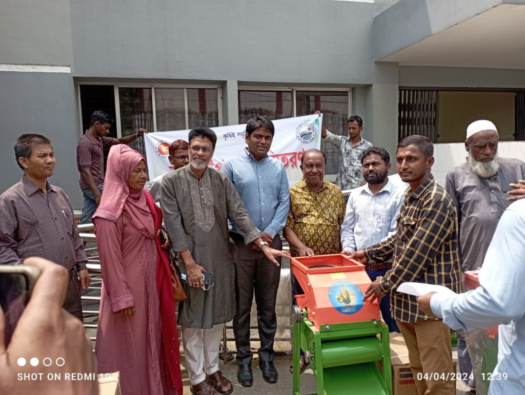 জগন্নাথপুরে কৃষি উপকরণ ভূট্টা মাড়াই মেশিন বিতরণ