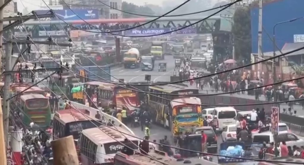 গাজীপুরে দুই মহাসড়কে ঘরমুখো মানুষের ঢল, চন্দ্রায় ৫ কিলোমিটার যানজট 