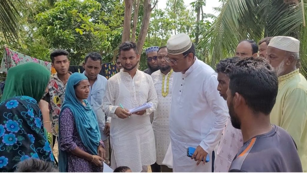 শান্তিগঞ্জে ঘূর্ণিঝড়ে ক্ষতিগ্রস্ত পরিবারের মাঝে আর্থিক সহায়তায় দিচ্ছেন সাদাত মান্নান অভি