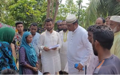 শান্তিগঞ্জে ঘূর্ণিঝড়ে ক্ষতিগ্রস্ত পরিবারের মাঝে আর্থিক সহায়তায় দিচ্ছেন সাদাত মান্নান অভি