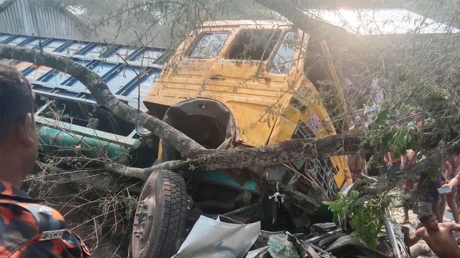 ঝালকাঠিতে টোল দিতে অপেক্ষায় থাকা কয়েকটি গাড়িকে ট্রাকের চাপা, নিহত ১৪