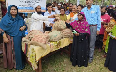 আমতলীতে এনএসএস ও ওয়ার্ল্ড ভিশনের ত্রাণ বিতরণ