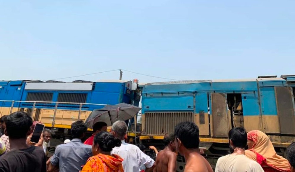 গাজীপুরে দুর্ঘটনাকবলিত দুই ট্রেন : সাড়ে ৩১ ঘণ্টা পর রেল যোগাযোগ স্বাভাবিক