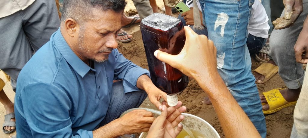 বিছনাকান্দিতে মাটির নিচ থেকে বের হচ্ছে গ্যাস নমুনা সংগ্রহ বাপেক্সের