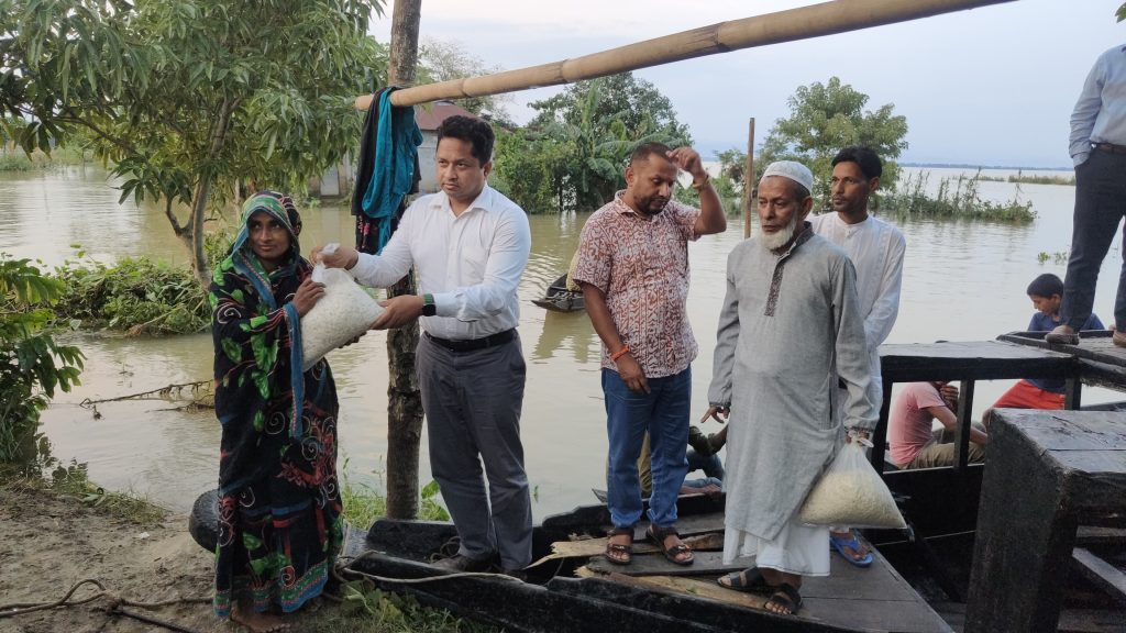 গোয়াইনঘাটে বন্যা দুর্গতদের মাঝে শুকনো খাদ্য বিতরণ