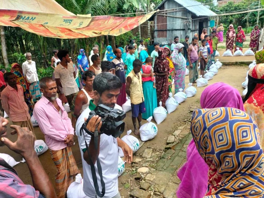 গোয়াইনঘাট ও কোম্পানীগঞ্জে বন্যাদুর্গতদের পাশে এনটিভি পরিবার