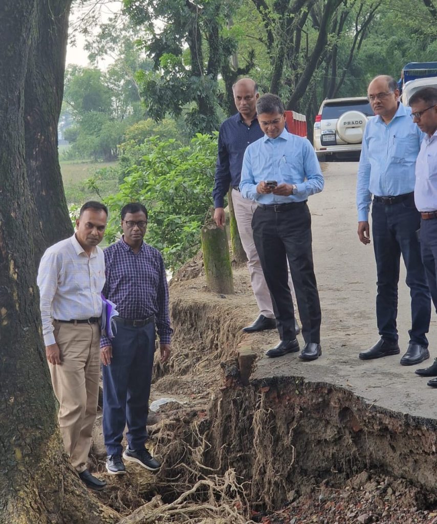 বন্যায় ক্ষতিগ্রস্ত গোয়াইনঘাটের সড়ক পরিদর্শনে এলজিইডি প্রধান প্রকৌশলী