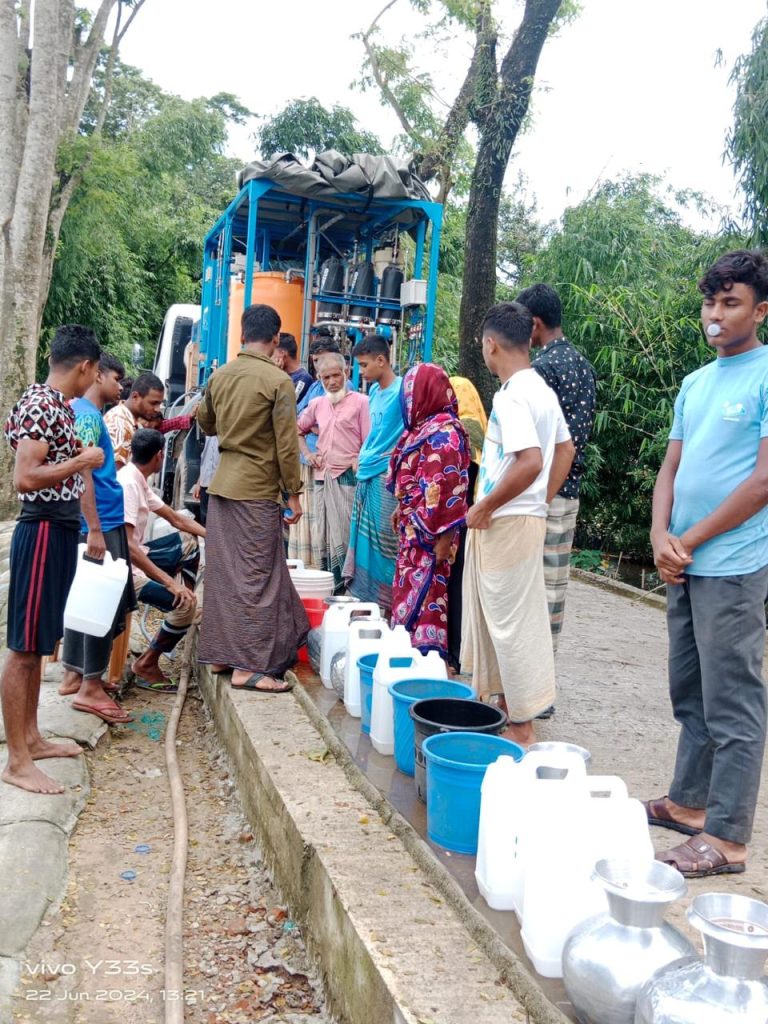 গোয়াইনঘাটে বন্যা দুর্গতদের মোবাইল ট্রিটমেন্টে বিশুদ্ধ পানি সরবরাহ করছে জনস্বাস্থ্য প্রকৌশল