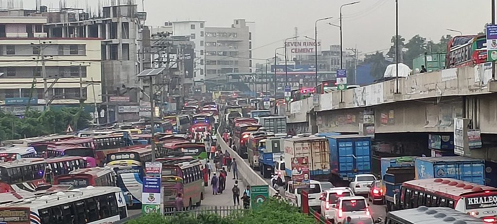 গাজীপুুরে যানজটে ঈদযাত্রায় বিড়ম্বনা