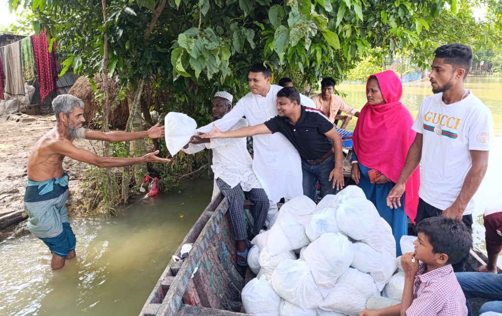 ছাত্রলীগ নেতা তোফায়েল আহমদের পক্ষ থেকে বন্যার্তদের মাঝে ত্রাণ বিতরণ