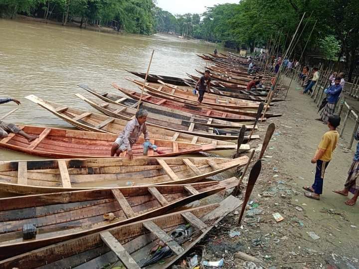 বেড়েছে নৌকার কদর” বৈরাগীতে জমজমাট নৌকার হাট