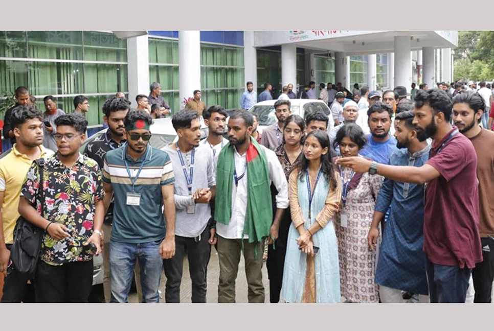 ইস্ট-ওয়েস্ট মিডিয়া পরিদর্শনে শিক্ষার্থীরা, গণমাধ্যমের ওপর হামলা রুখে দেওয়ার ঘোষণা