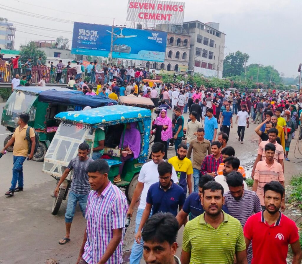 গাজীপুরে বকেয়া বেতনের দাবীতে ঢাকা-টাঙ্গাইল মহাসড়ক ৪ ঘন্টা শ্রমিকদের অবরোধ