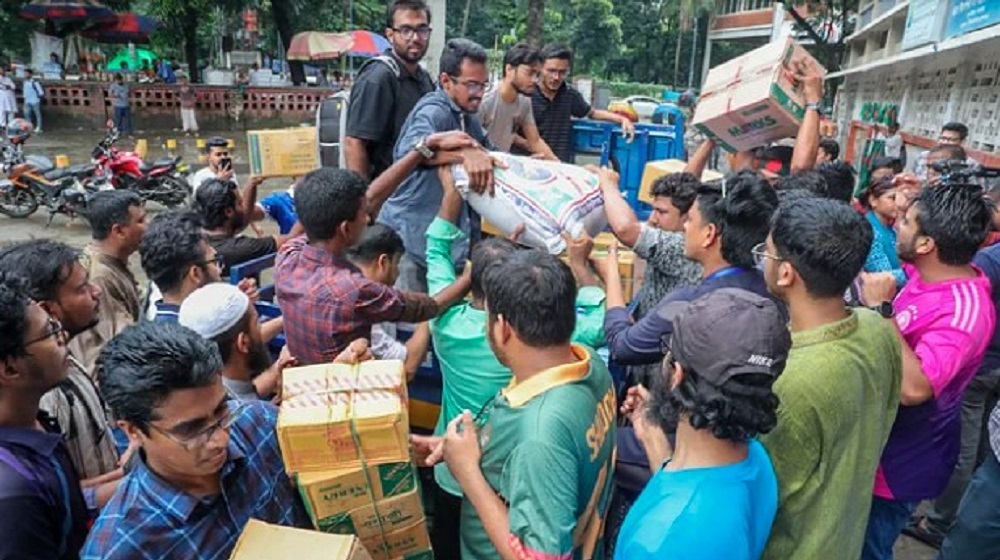 ত্রাণ দিতে টিএসসিতে মানুষের ঢল, শেষ এক ঘণ্টায় সংগ্রহ ১৫ লাখ টাকা