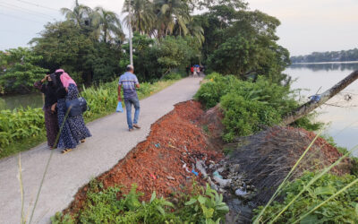 আমতলীতে লেকের পানিতে পৌরসভার সড়ক বিলীন