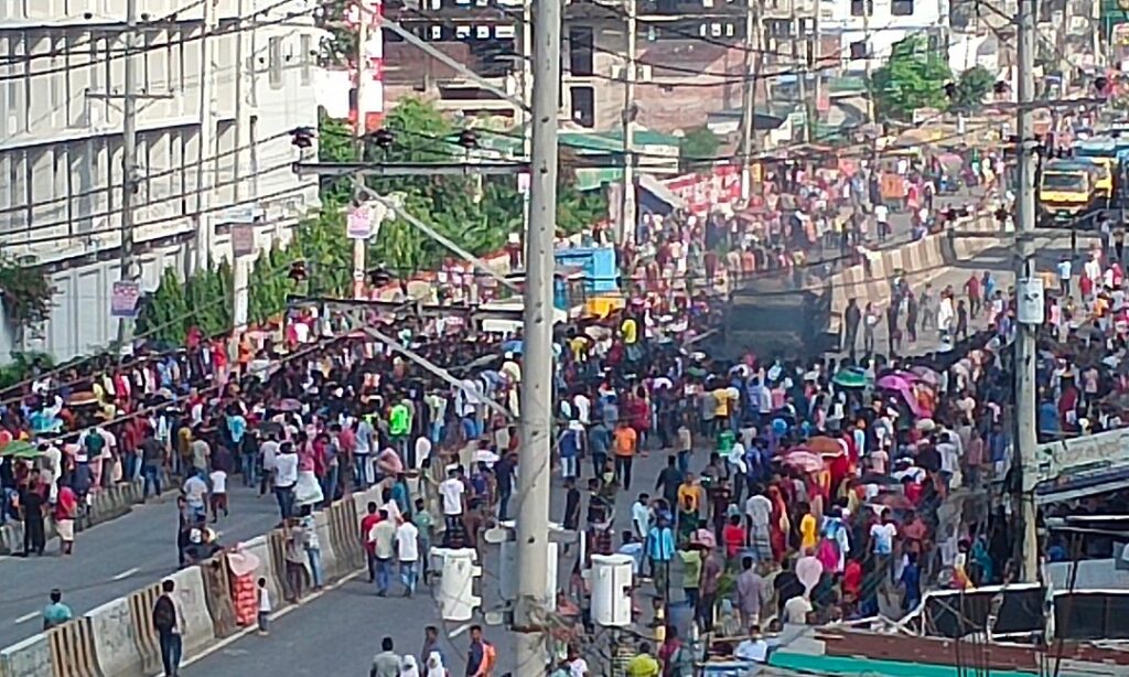 গাজীপুরে ট্রাকের চাপায় কারখানার নারী শ্রমিক নিহত, আহত ৩