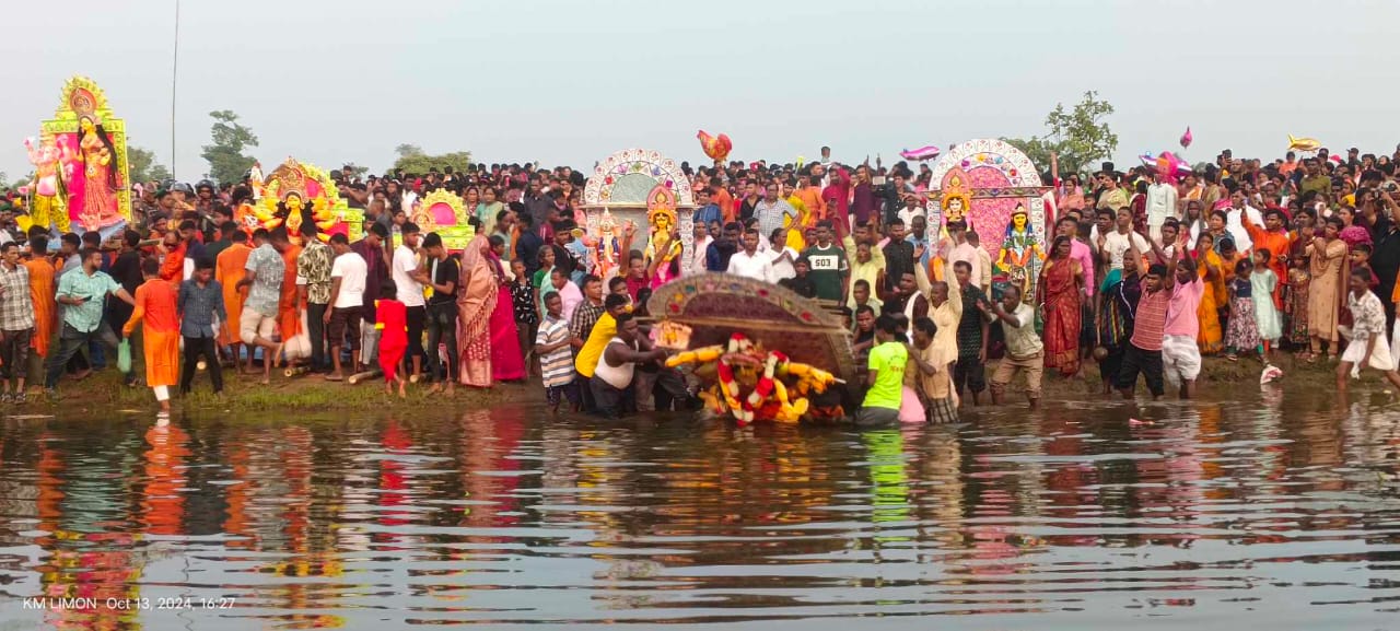 গোয়াইনঘাটে প্রতিমা বিসর্জনের মধ্য দিয়ে শেষ হলো দুর্গোৎসব