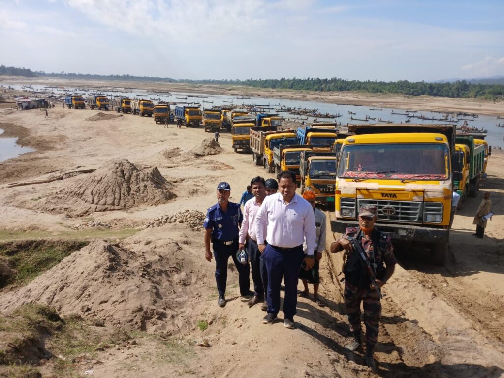 গোয়াইনঘাটে ৫০ ড্রাম ট্রাক পে- লুডারসহ বালু পাথর জব্দ