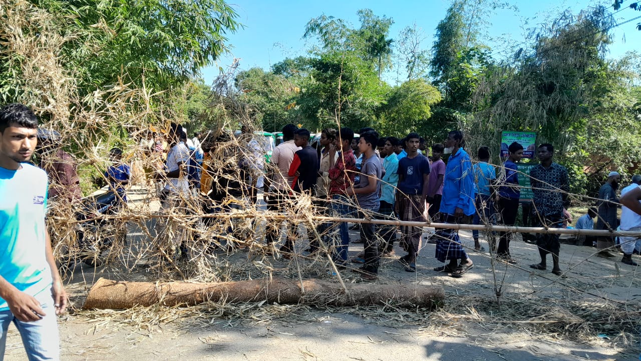 গোয়াইনঘাটে ড্রেজার মেশিন দিয়ে বালু উত্তোলন বন্ধে সারী-গোয়াইনঘাট সড়ক অবরোধ