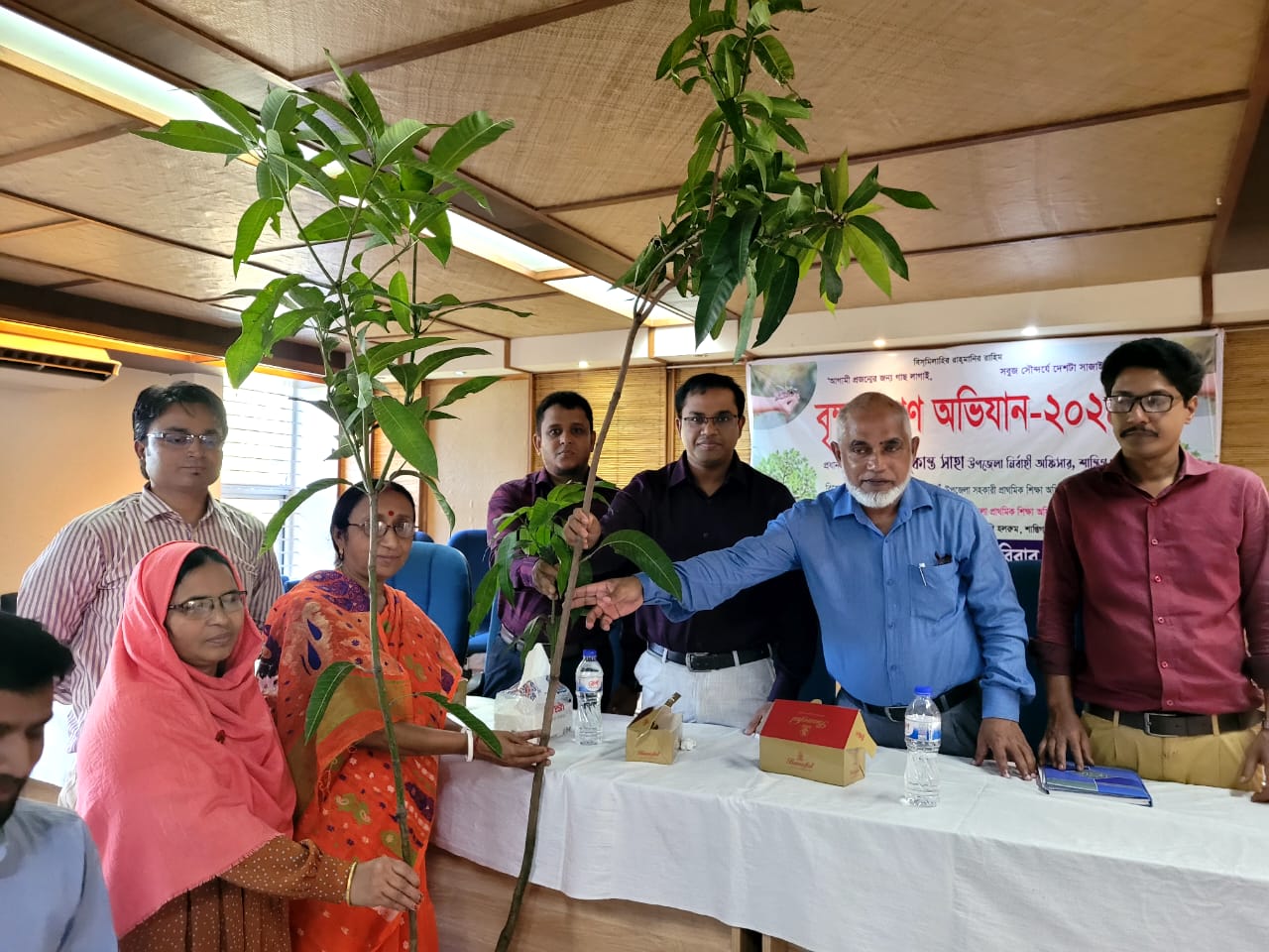 শান্তিগঞ্জে প্রাথমিক শিক্ষা পরিবারের বৃক্ষরোপণ অভিযান