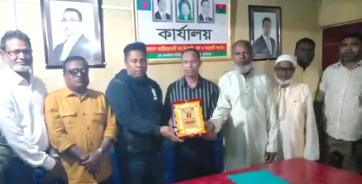 যুক্তরাজ্য প্রবাসী যুবদল নেতা “ফয়জুল”কে কলকলিয়া বিএনপির সম্মাননা ক্রেস্ট প্রদান