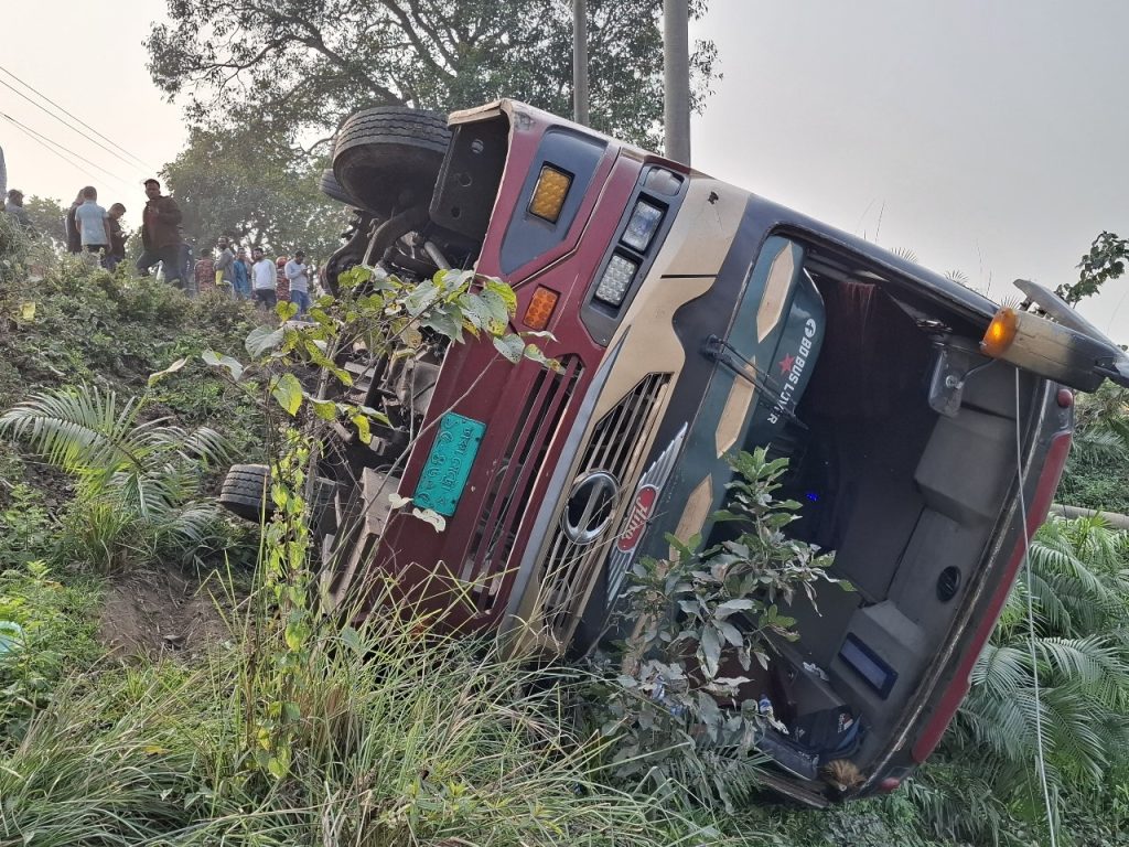 শান্তিগঞ্জে দুর্ঘটনায় সুনামগঞ্জ থেকে ঢাকাগামী এনা পরিবহন : আহত ৫