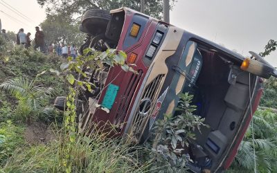 শান্তিগঞ্জে দুর্ঘটনায় সুনামগঞ্জ থেকে ঢাকাগামী এনা পরিবহন : আহত ৫