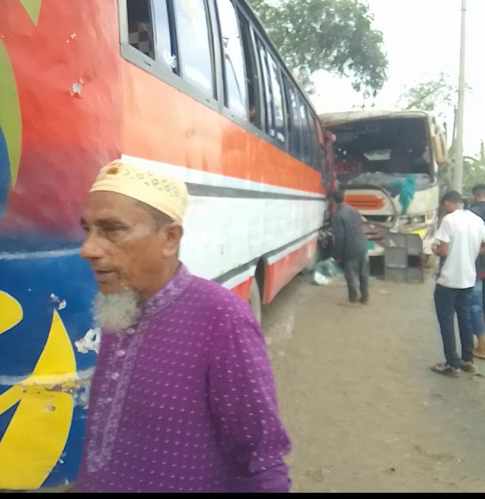 সুনামগঞ্জের মদনপুর-দিরাই আঞ্চলিক সড়কে দুই যাত্রীবাহী বাসের মুখোমুখি সংঘর্ষে ২০ জন যাত্রী আহত