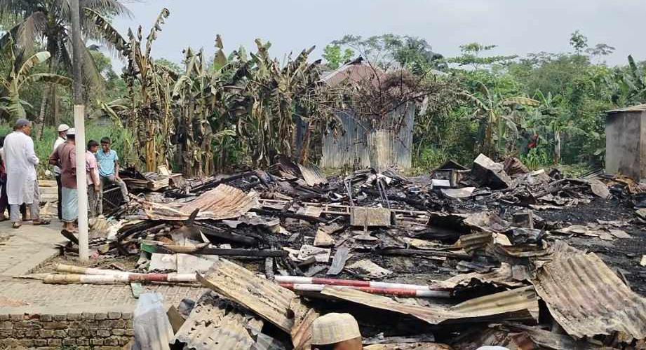 আমতলীতে মাজারে হামলা, ভাংচুর ও অগ্নি সংযোগ, আহত ২০