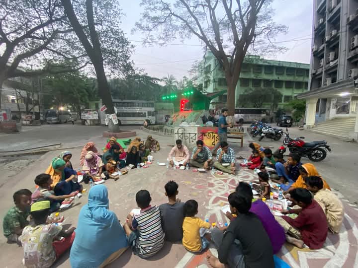 পথশিশু ও গৃহহীনদের নিয়ে জবি হিউম্যান রাইটস সোসাইটির ইফতার আয়োজন 