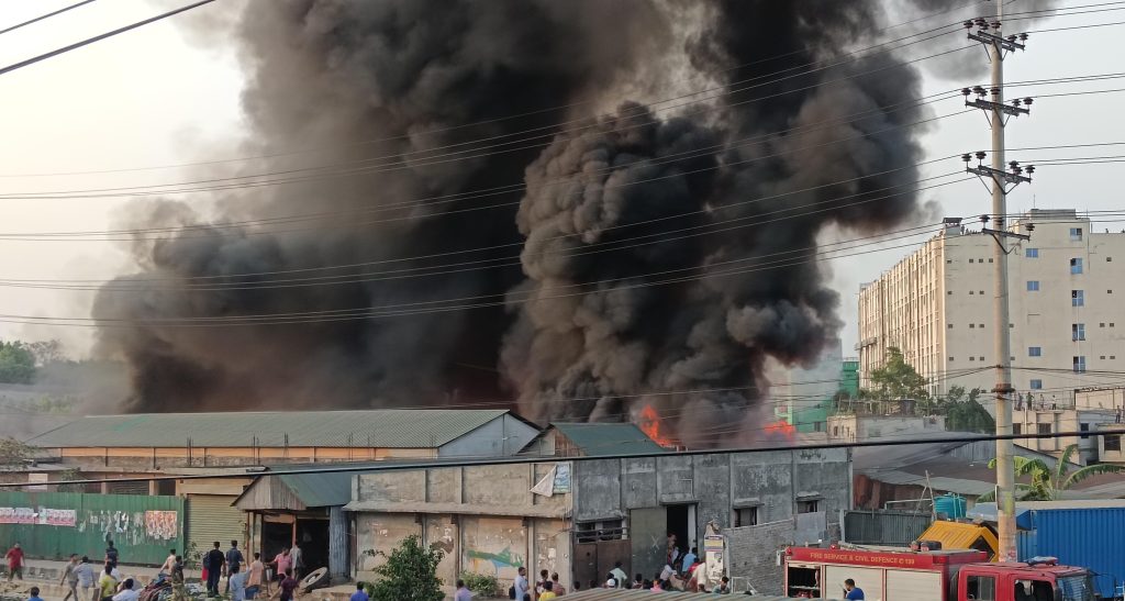 কালিয়াকৈরে ঝুটের গোডাউনে ভয়াবহ আগুন