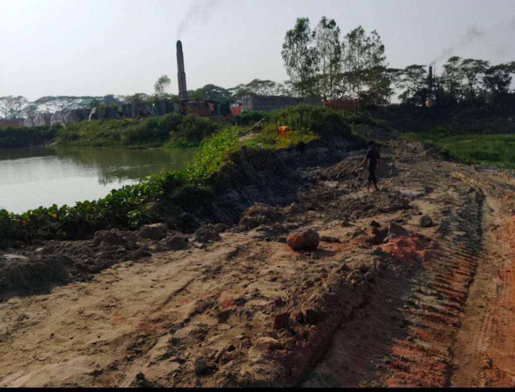 কালিয়াকৈরে আদালতের রায় অমান্য, কৃষি জমির মাটি লুটের অভিযোগ
