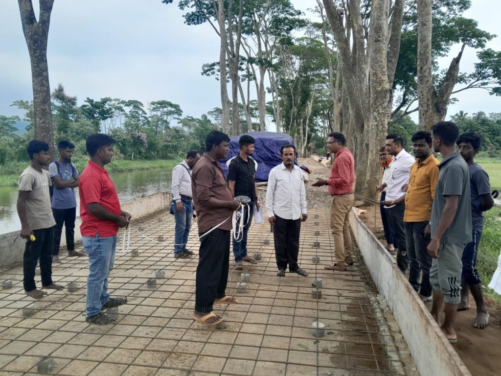 আমার গ্রাম আমার শহর প্রকল্পের কাজের সাইট পরিদর্শনে উপজেলা প্রকৌশলী হাসিব আহামেদ
