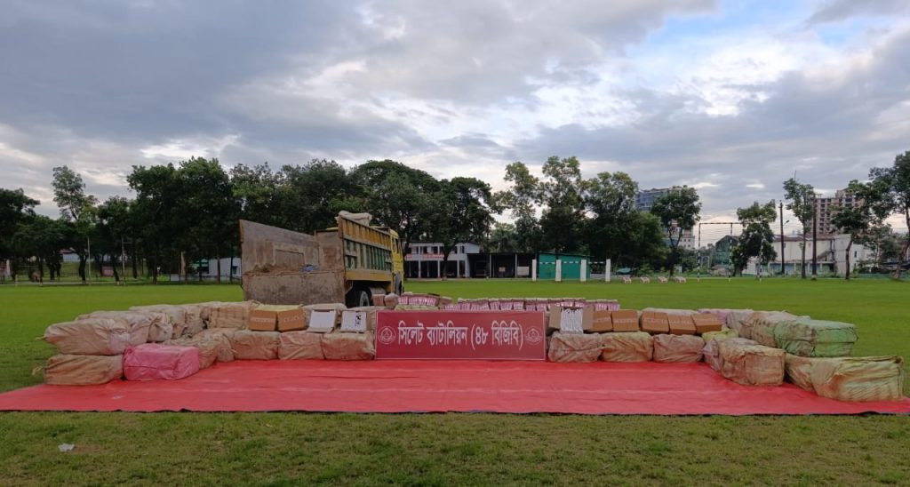 সিলেটে বালু দিয়ে ডাকা ট্রাক থেকে সাড়ে তিন কোটি টাকার ভারতীয় চোরাই পণ্য জব্দ
