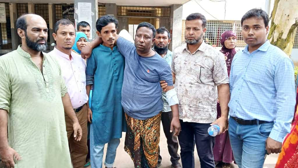 উলিপুরে নিয়ম ভেঙে ভবন নির্মাণ, আপত্তি জানাতে আসা পৌর কর্মীকে ছাদ থেকে ধাক্কা
