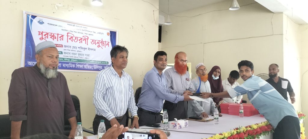 উলিপুরে মাধ্যমিক পর্যায়ের শিক্ষার্থীদের মাঝে পুরস্কার বিতরণ