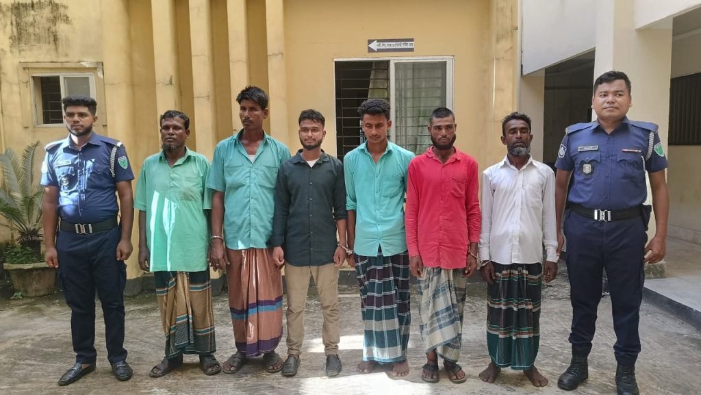 গোয়াইনঘাটে যৌথবাহিনীর অভিযানে নৌপথে চাঁদাবাজির দায়ে দেশীয় অস্ত্রসহ গ্রেফতার ৬