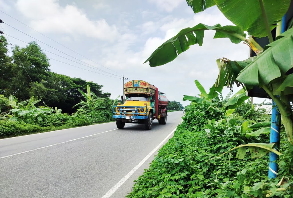 পটুয়াখালী-আমতলী মহাসড়কের ফুটপাতজুড়ে ঝোপঝাড়, ঝুঁকি নিয়ে পথচারীদের চলাচল