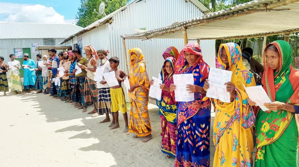 উলিপুরে সৌর বিদ‌্যুৎ নি‌য়ে বিপা‌কে দুর্গম চরাঞ্চলের বাসিন্দারা