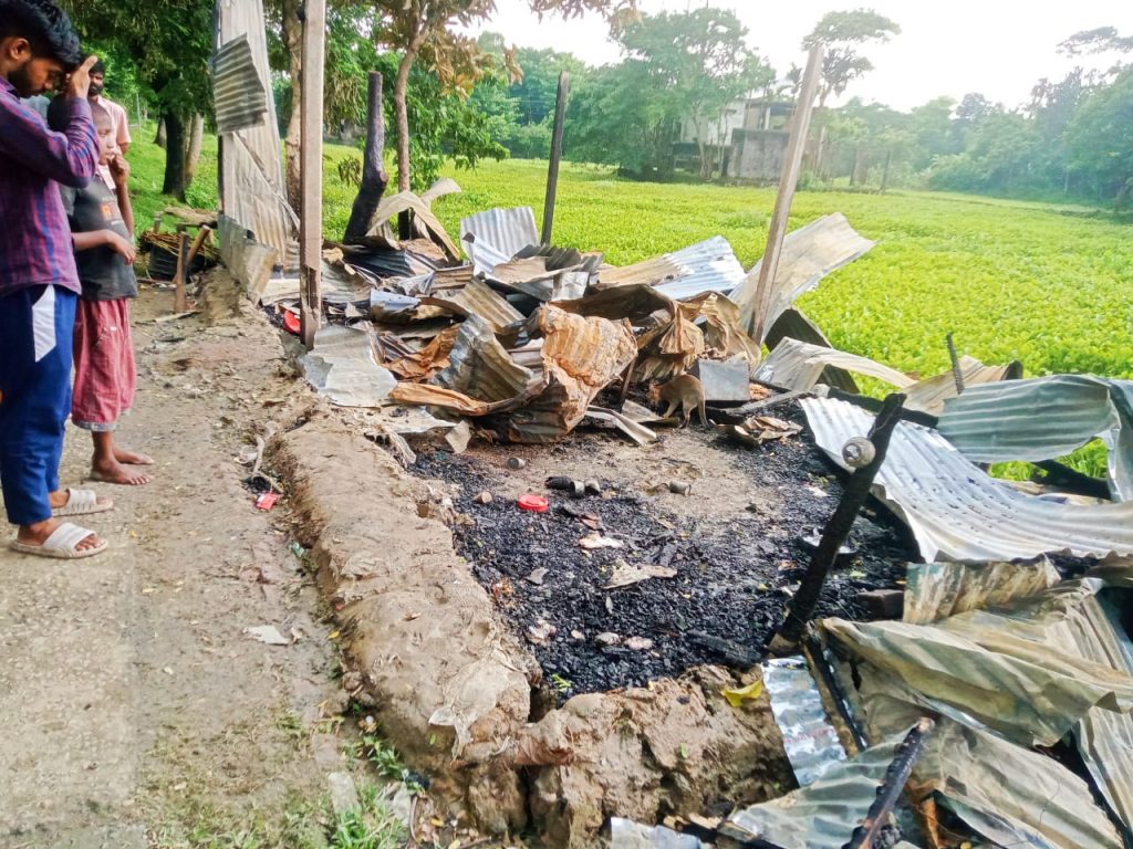 শান্তিগঞ্জে দোকান ঘরে আগুন, থানায় অভিযোগ দায়ের