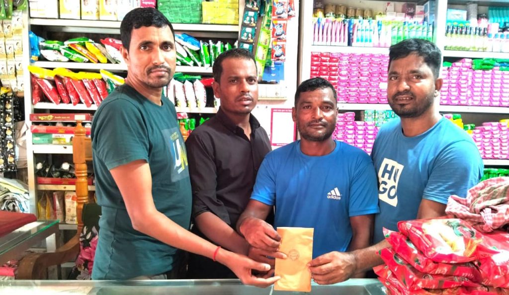 গৃহ মেরামতের জন্য ফ্রেন্ডস এসোসিয়েশনের নগদ অর্থ বিতরণ
