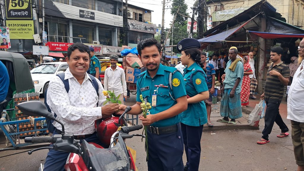 সিলেট নগরীতে হঠাৎ নতুন পরিচয়ে পুলিশ : হেলমেট পরিহিত মোটরসাইকেল আরোহীদের ফুলেল শুভেচ্ছা