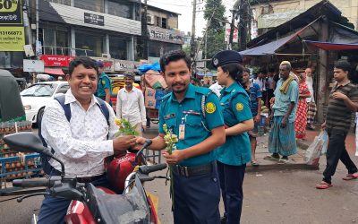সিলেট নগরীতে হঠাৎ নতুন পরিচয়ে পুলিশ : হেলমেট পরিহিত মোটরসাইকেল আরোহীদের ফুলেল শুভেচ্ছা