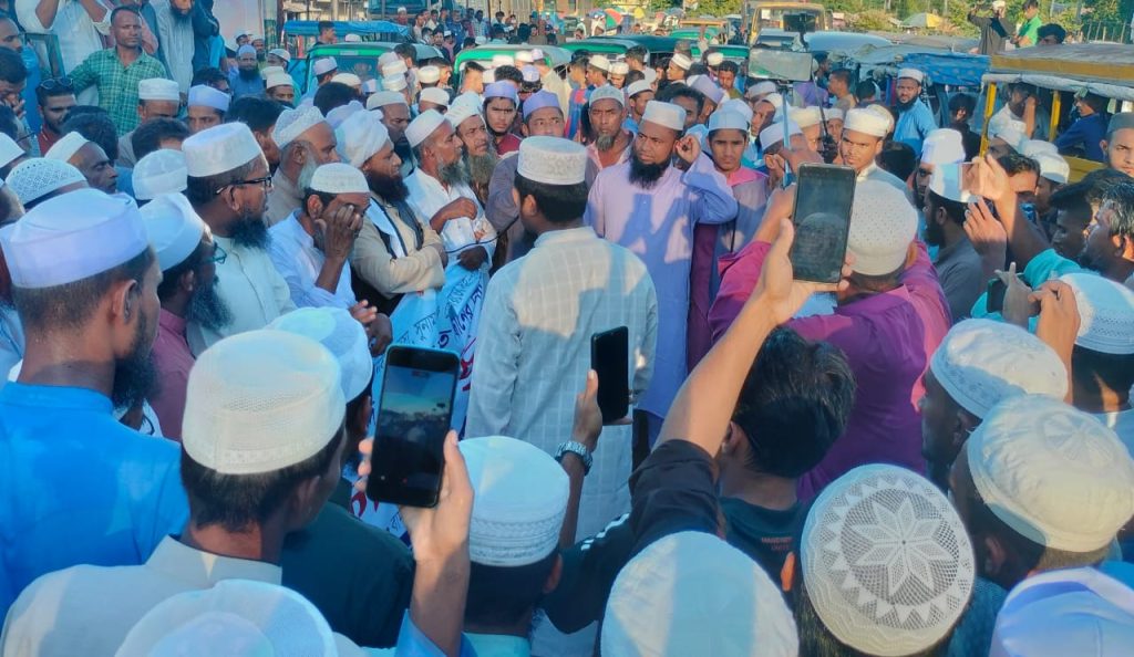 জমিয়ত নেতা মাওলানা মুশতাক আহমদ গাজীনগরীর সন্ধানে বিক্ষোভ মিছিল ও সমাবেশ