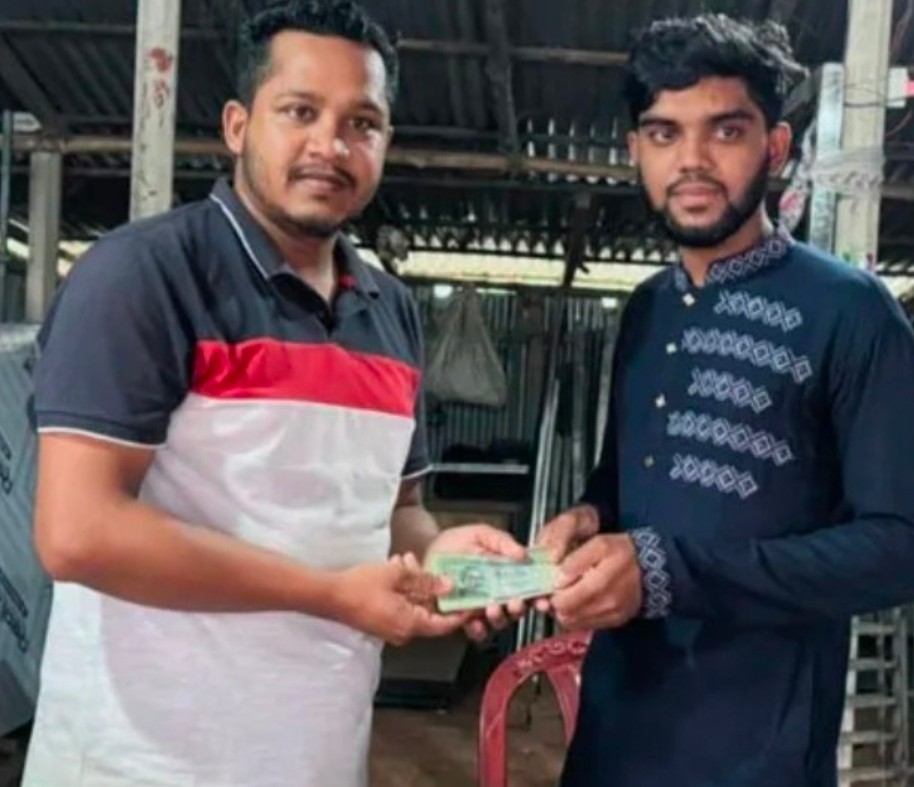 গাজীপুরে বিকাশে আসা ৪২ হাজার টাকা ফেরত দিয়ে মনিরের সততার বহিঃপ্রকাশ